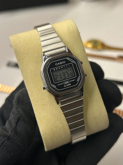 Relógio Digital Vintage Unissex em Aço Inoxidável – Estilo Retrô com Alarme, Calendário e Resistênte à Água