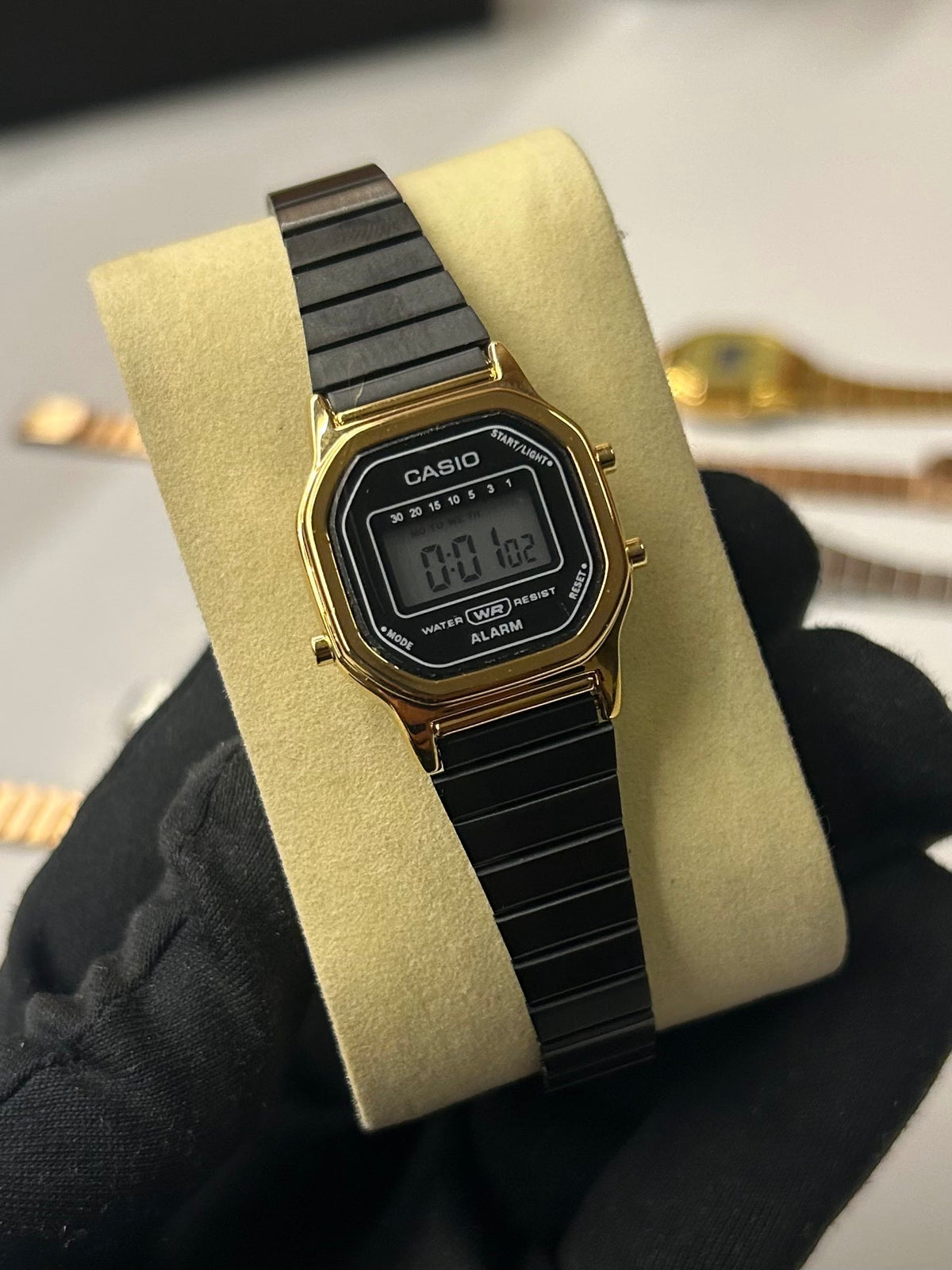 Relógio Digital Vintage Unissex em Aço Inoxidável – Estilo Retrô com Alarme, Calendário e Resistênte à Água