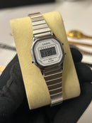 Relógio Digital Vintage Unissex em Aço Inoxidável – Estilo Retrô com Alarme, Calendário e Resistênte à Água