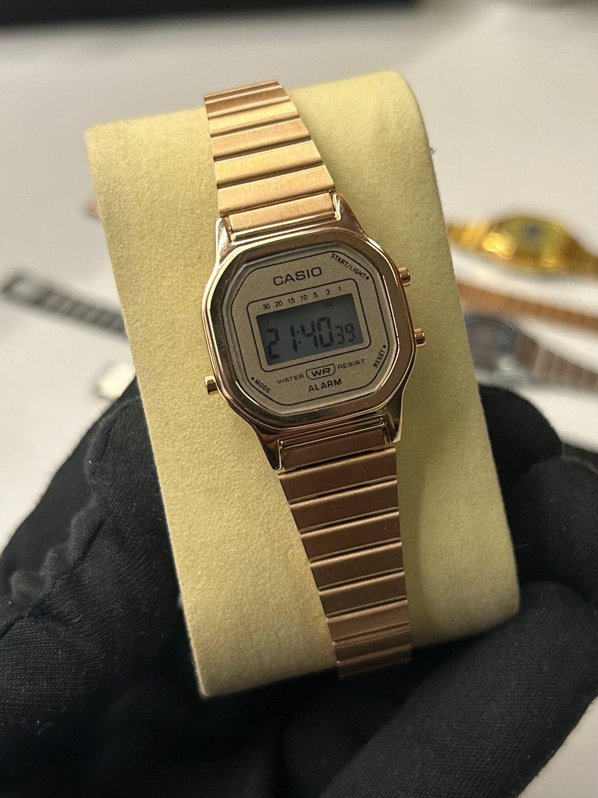 Relógio Digital Vintage Unissex em Aço Inoxidável – Estilo Retrô com Alarme, Calendário e Resistênte à Água