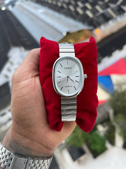 Relógio Feminino Casio Analógico Oval Prata com Pulseira de Aço