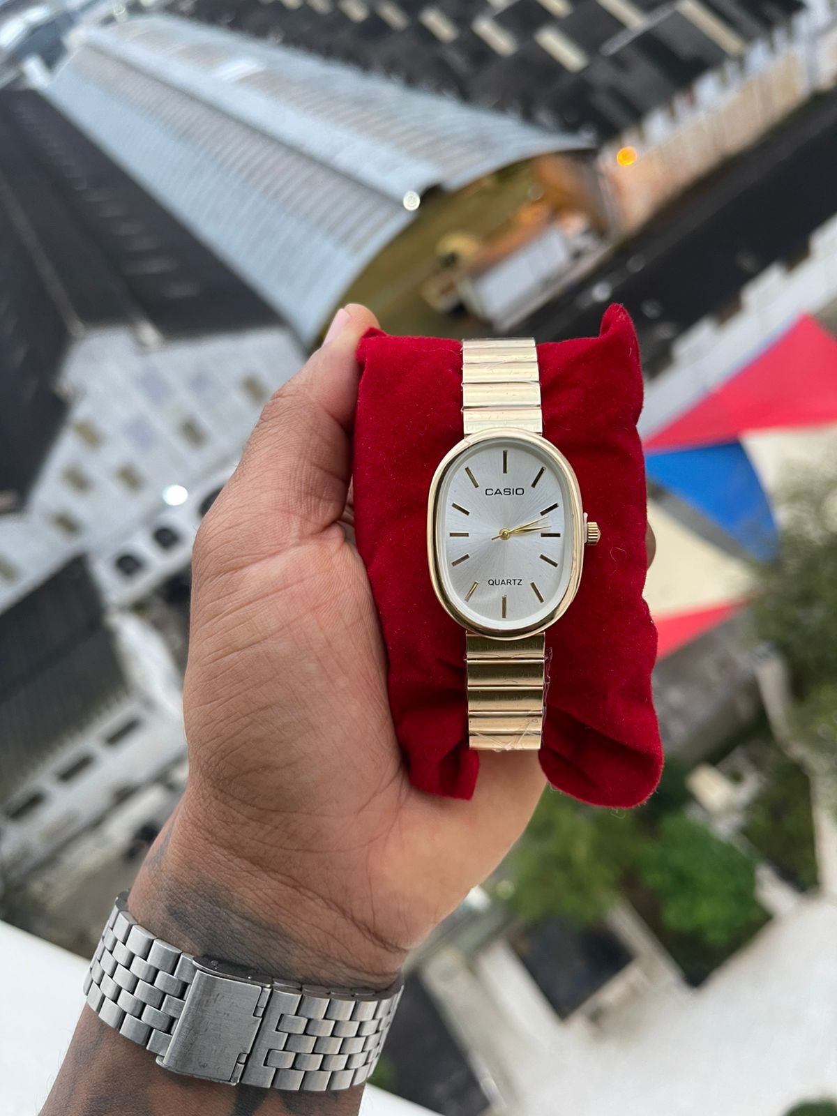 Relógio Feminino Casio Analógico Oval Prata com Pulseira de Aço