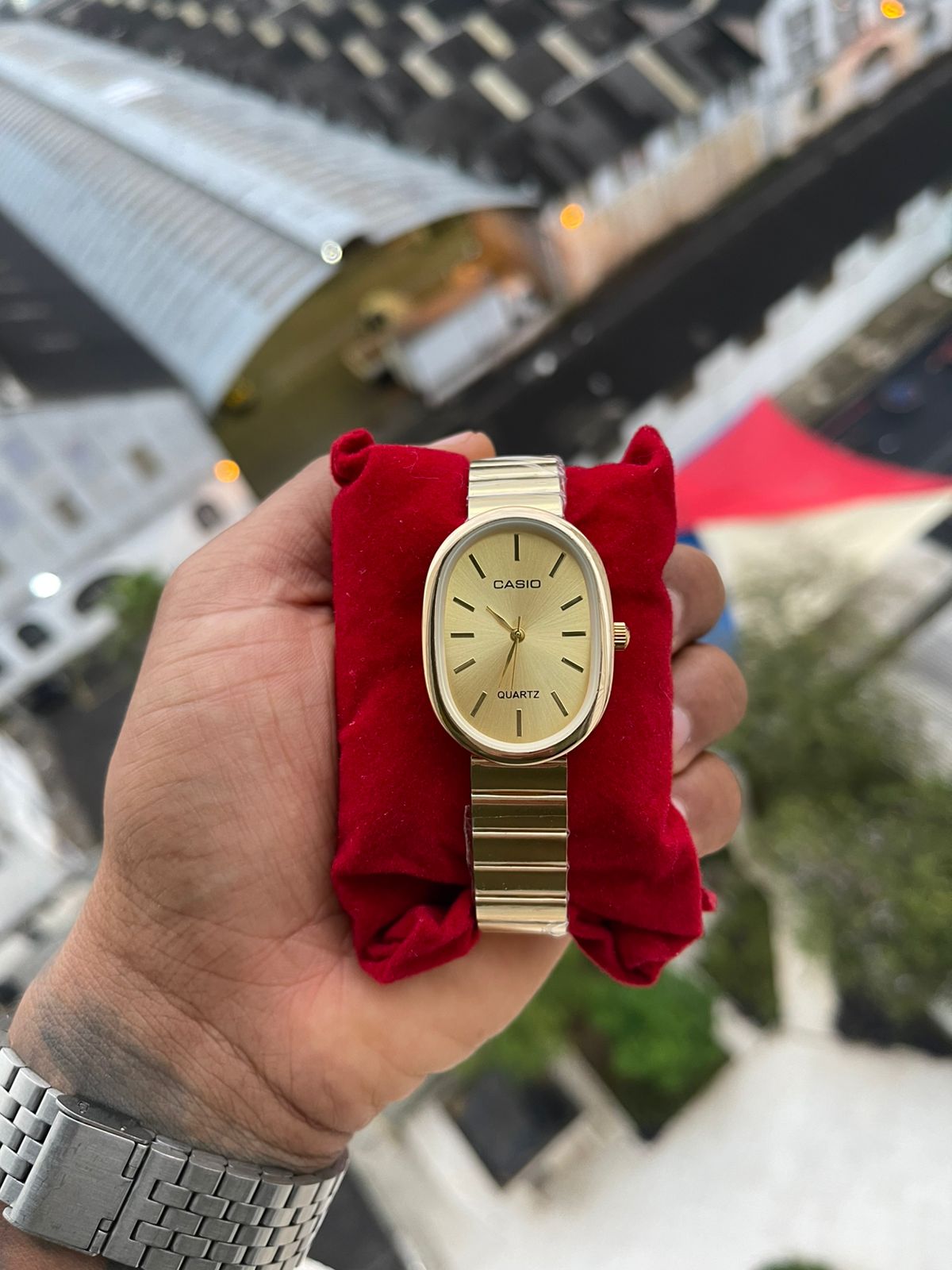 Relógio Feminino Casio Analógico Oval Prata com Pulseira de Aço